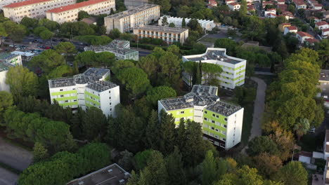 Wohngebäude-Mit-Bäumen-Rund-Um-Das-Studentenviertel-Der-Stadt-Montpellier,-Boutonnet